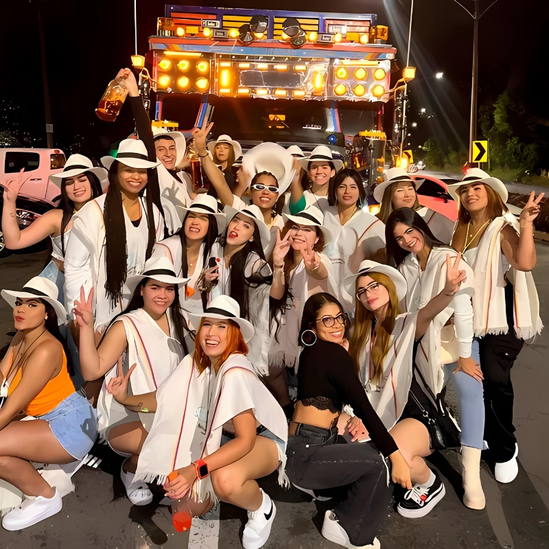 RECORRIDO NOCTURNO MEDELLIN EN CHIVA RUMBERA + DJ EN VIVO + GUIA BILINGUE - Image 2