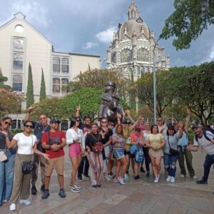 Grupo de viajeros reunidos en la plaza botero