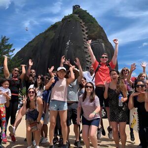 Fotografía de turistas con la piedra del peñol al fondo